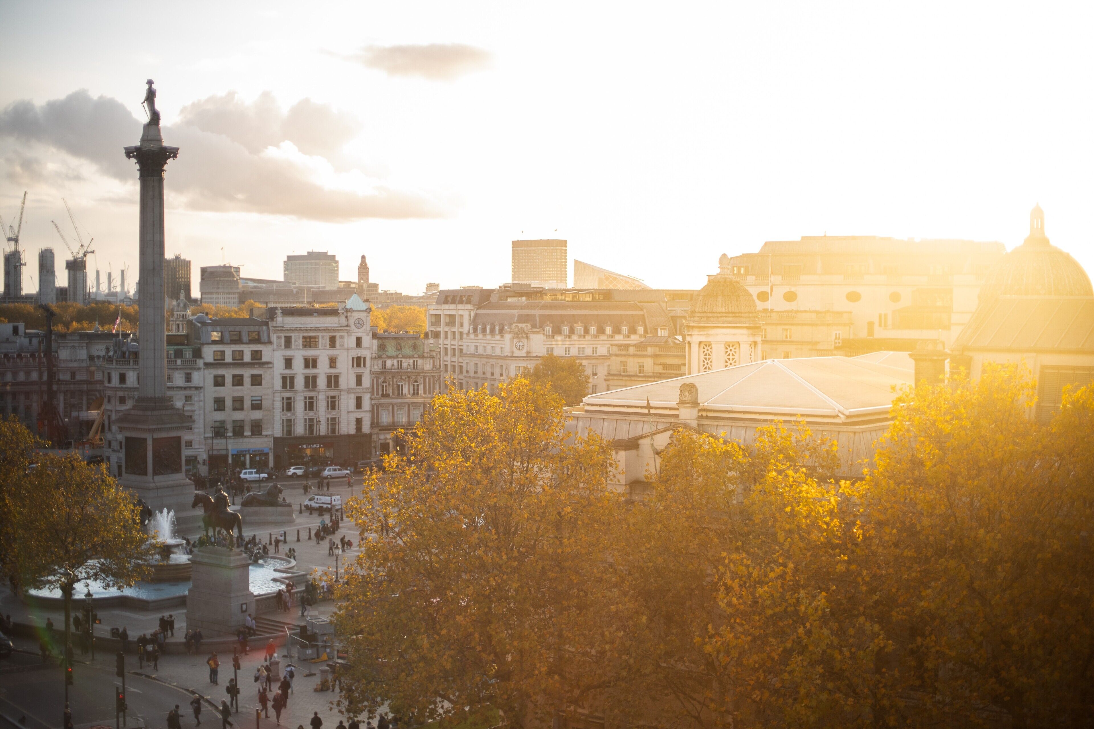 Une vue urbaine mettant en valeur un monument imposant, des bâtiments et une structure en forme de dôme.