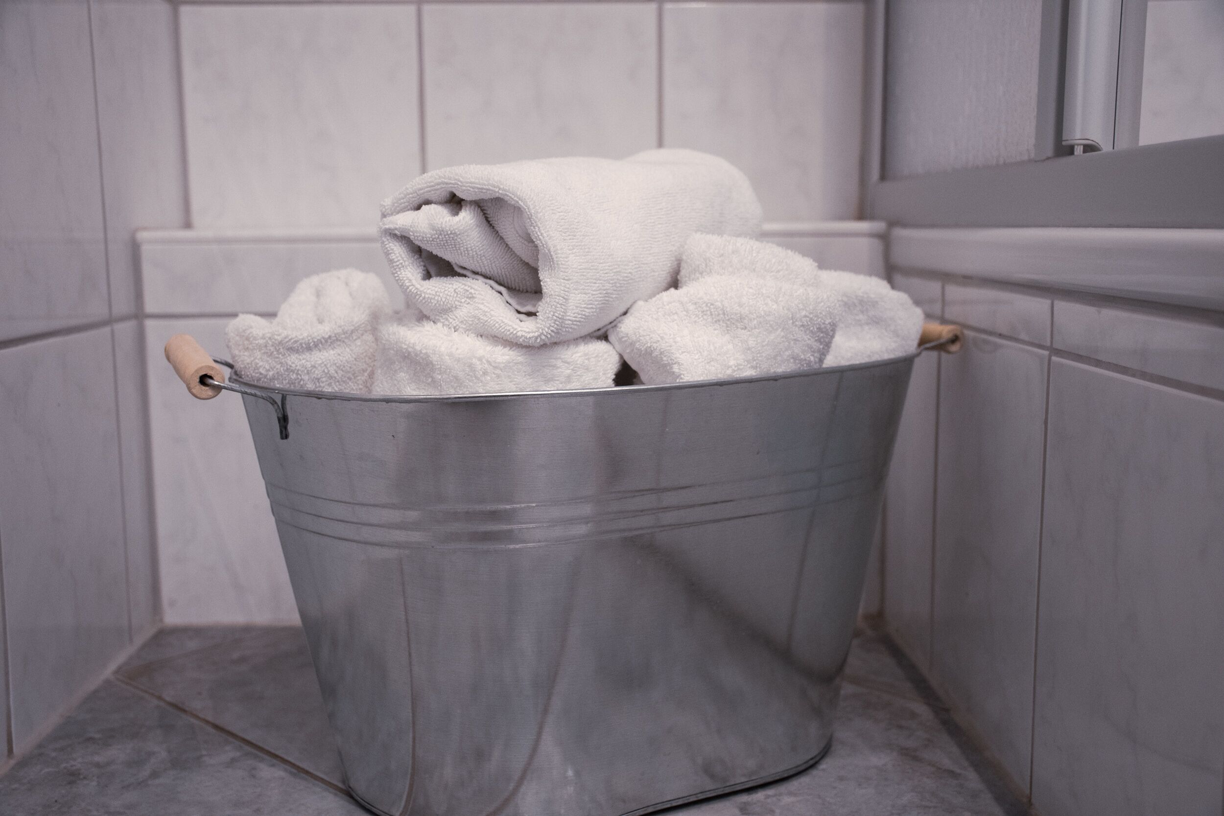 twin room | bathroom amenities | shower, free toiletries, hair dryer, towels