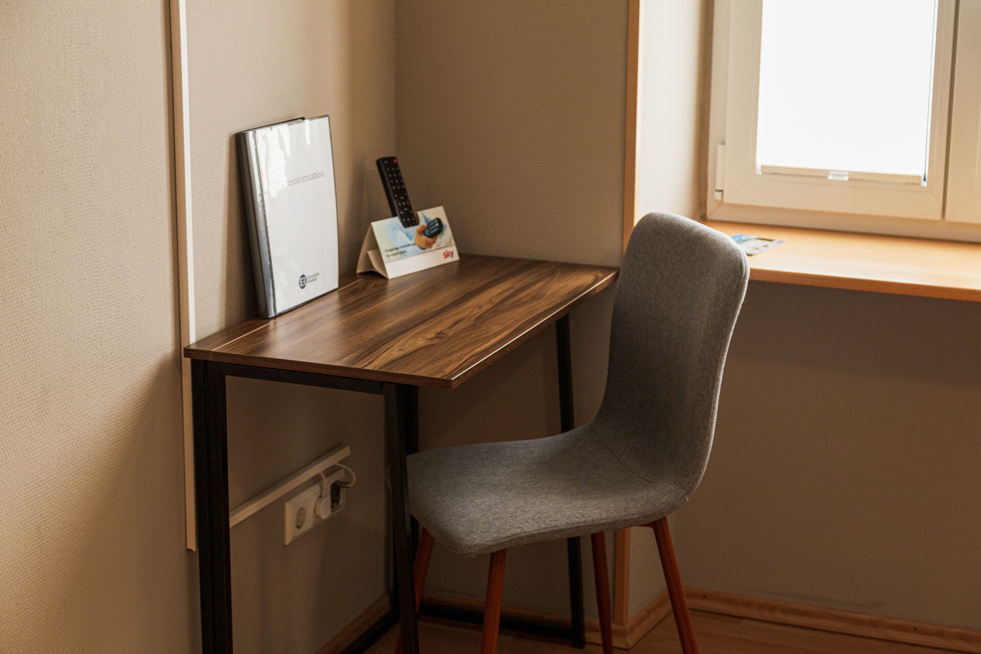 desk, free wifi, bed sheets