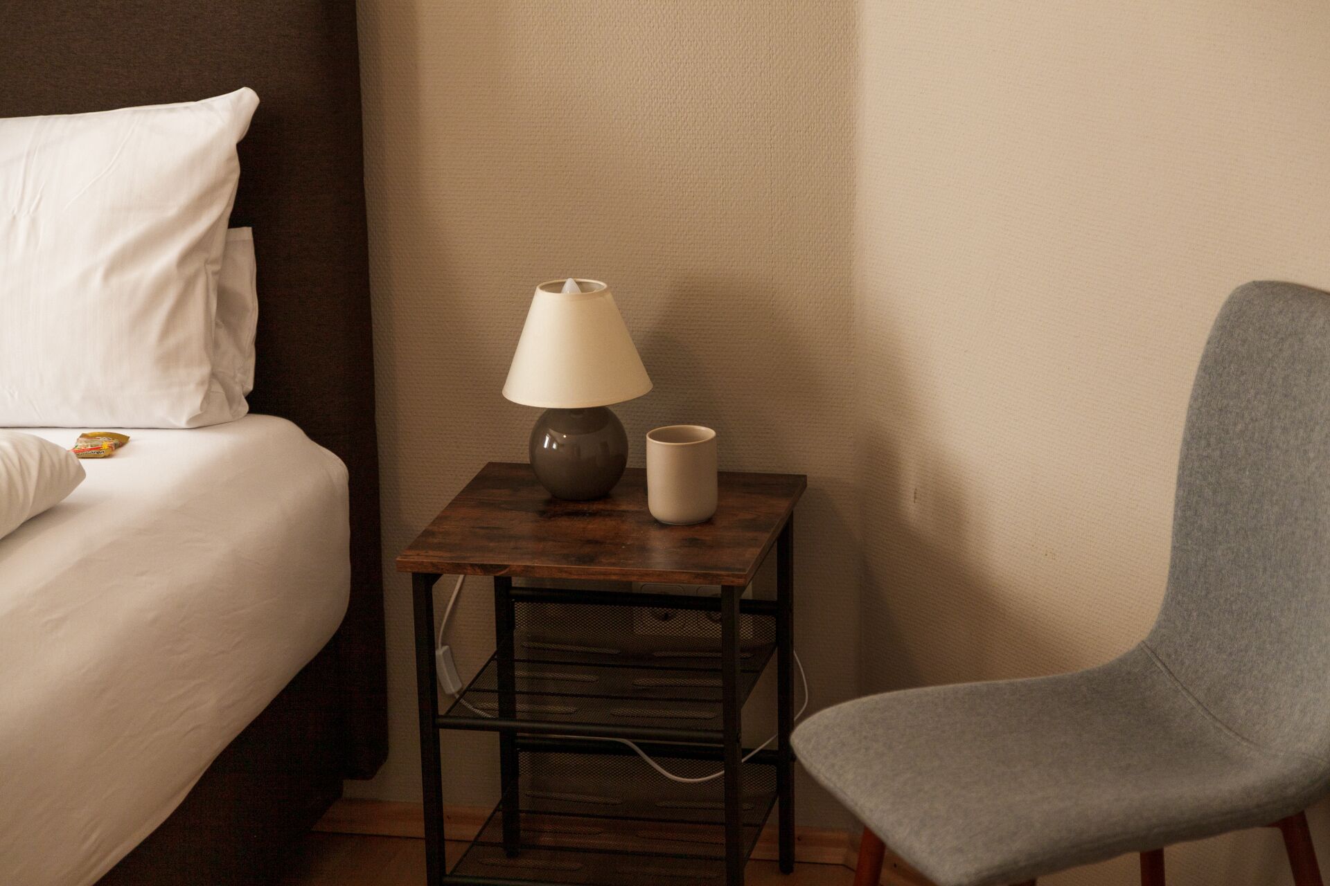 desk, free wifi, bed sheets