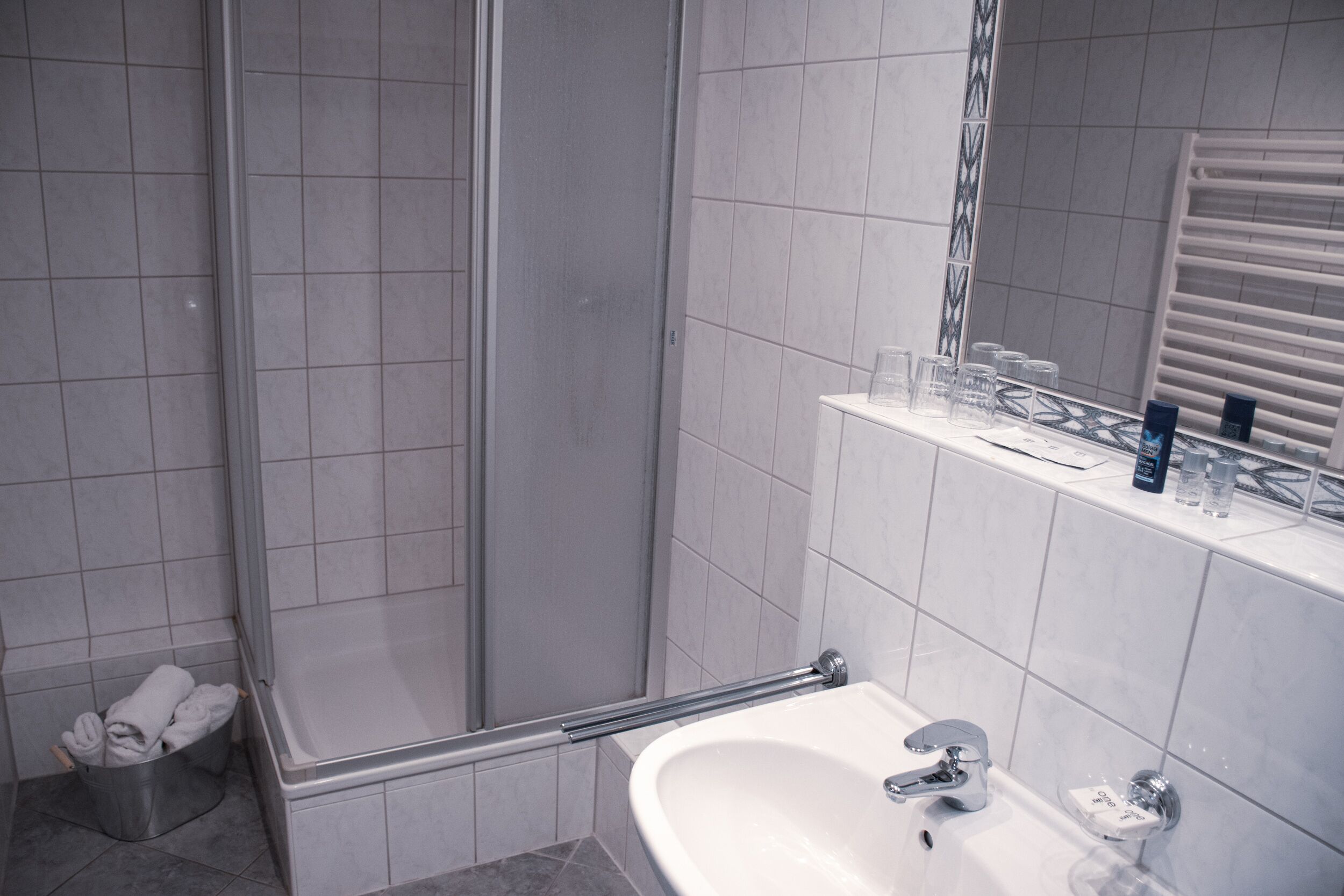 twin room | bathroom | shower, free toiletries, hair dryer, towels