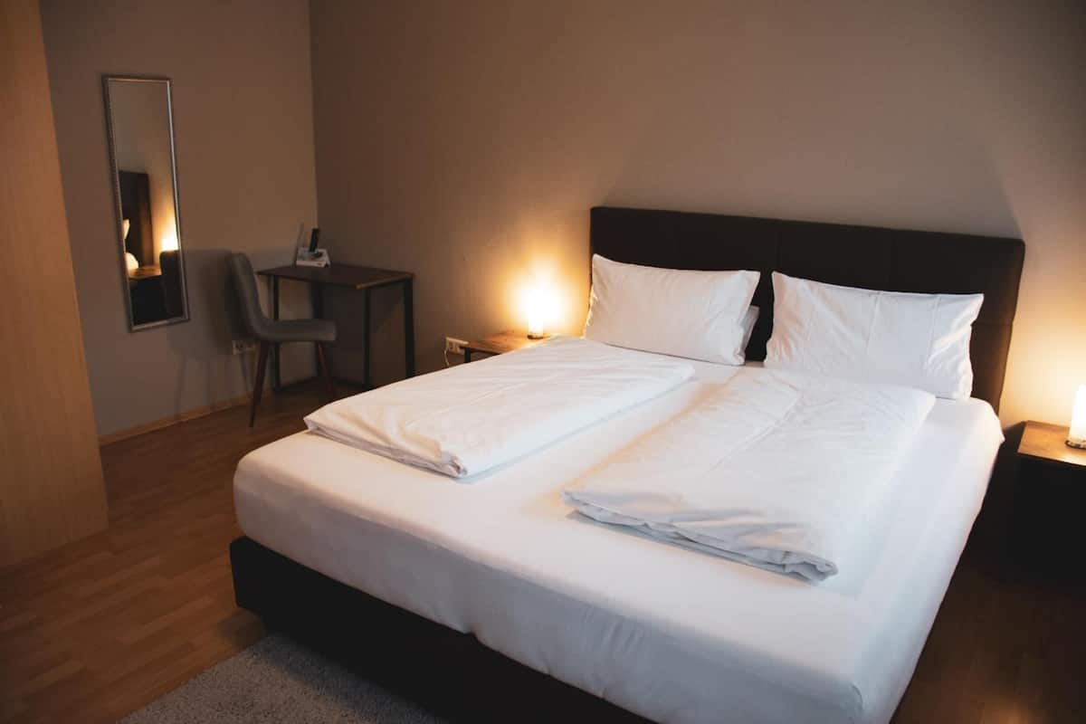 desk, free wifi, bed sheets