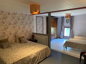3 bedrooms, desk, iron/ironing board, WiFi - Alfred and George, Le Gîte (Sainpuits)