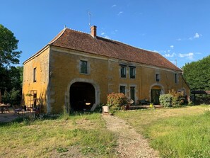 Exterior - Alfred and George, Le Gîte (Sainpuits)