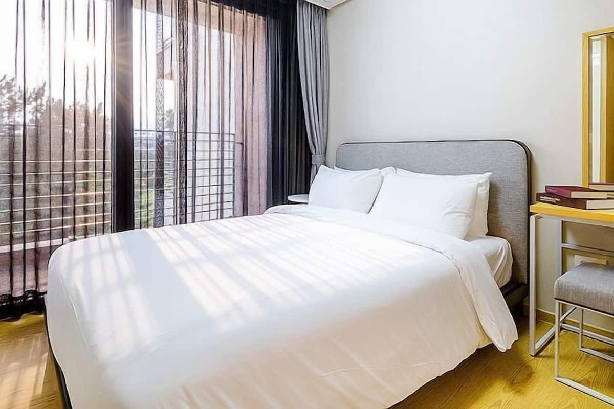 3 bedrooms, desk, blackout curtains, soundproofing