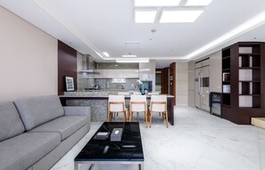 TV màn hình phẳng, bàn bóng bàn 