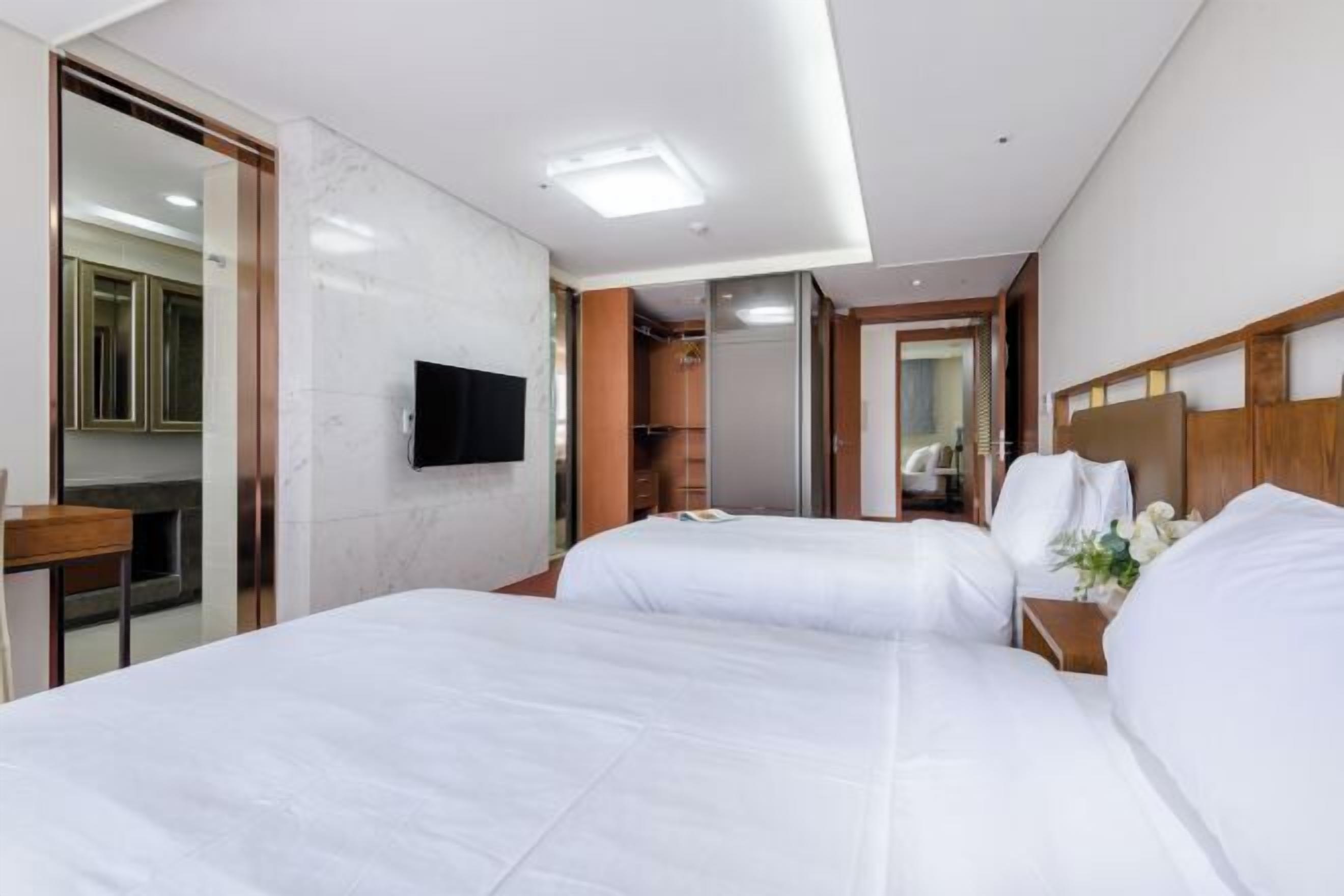 3 室のベッドルーム、デスク、遮光カーテン、防音設備