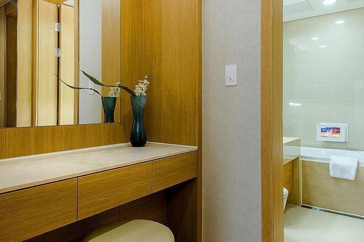 3 bedrooms, desk, blackout curtains, soundproofing