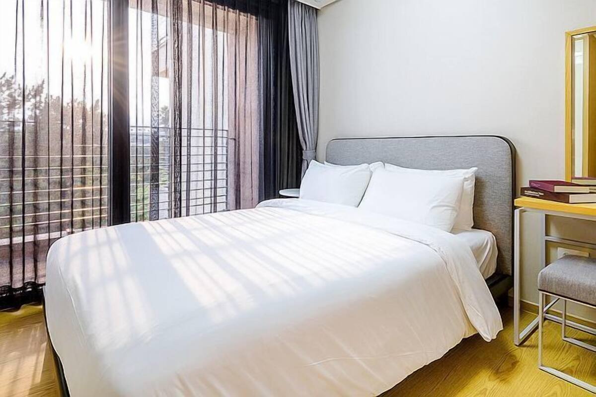 3 habitaciones, escritorio y cortinas blackout