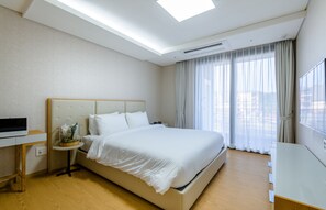 3 phòng ngủ, bàn, màn/rèm cản sáng, phòng cách âm 