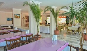 Frokost og middag serveres