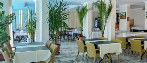 Breakfast and dinner served