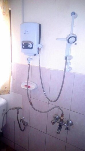 Shower, rainfall showerhead, towels, soap - Nuel Residence entebbe (Entebbe)