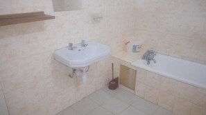 ห้องพักตกแต่งอย่างมีเอกลักษณ์, โต๊ะทำงาน, พื้นที่ทำงานแบบใช้แล็ปท็อป