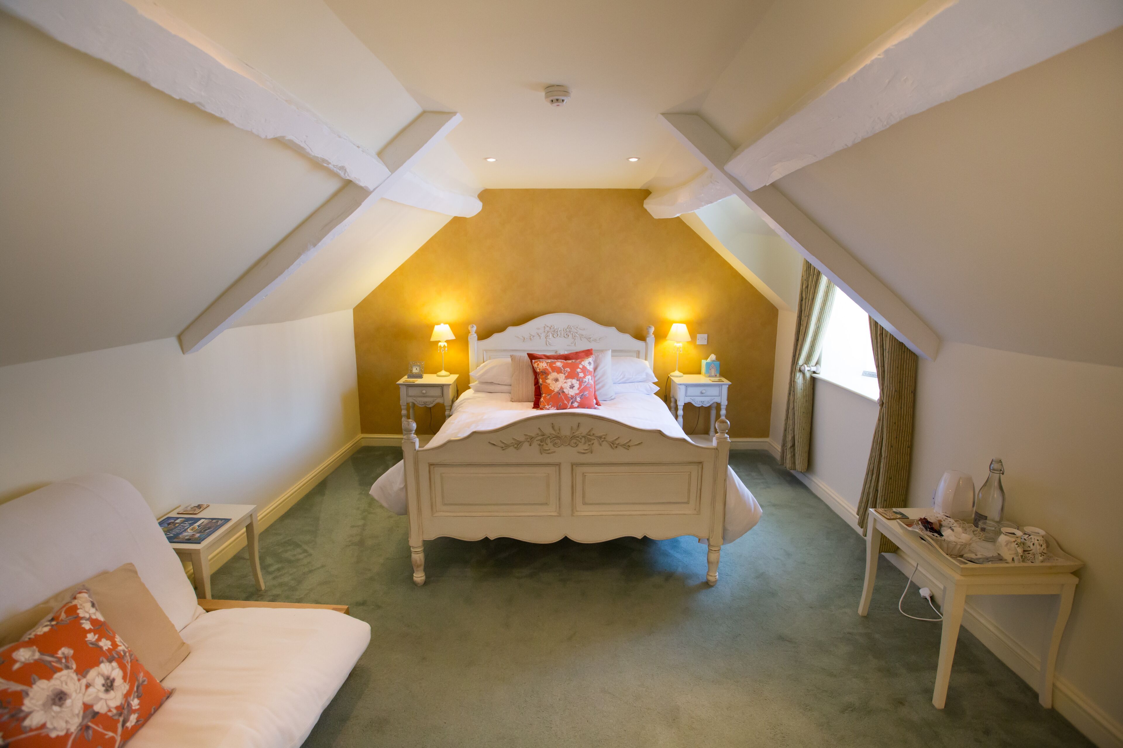 بديكورات فريدة لكل غرفة وطراز فريد لكل وحدة وستائر تعتيم ومكواة/لوح كي