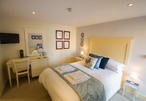 Decoració individual, mobiliari individual i cortines opaques 