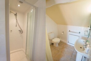 Shower, free toiletries, hair dryer, towels - The Talbot Inn (Cirencester)