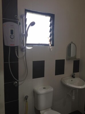 Economy-Haus, 4 Schlafzimmer | Badezimmer | Dusche, Handtücher