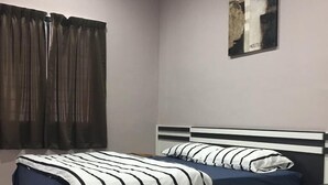 Ein Schlafzimmer mit einem Bett, Vorhängen, einem Nachttisch und einem an der Wand hängenden Kunstwerk.