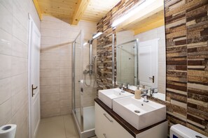 Panoramic Villa, 6 Bedrooms | Bathroom | Towels, soap - Casa City View (Sibiu)