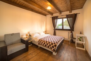 Panoramic Villa, 6 Bedrooms | Laptop workspace, soundproofing, iron/ironing board - Casa City View (Sibiu)