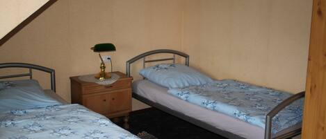 Escritorio, tabla de planchar con plancha, wifi gratis y ropa de cama