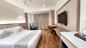 Executive kamer, 1 twee- of 2 eenpersoonsbedden | Een kluis op de kamer, een bureau, een laptopwerkplek