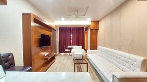 Presidential Double Room, 1 Bedroom, Non Smoking, City View | Ruang tamu | 36 inci televisyen LED dengan kabel, TV 