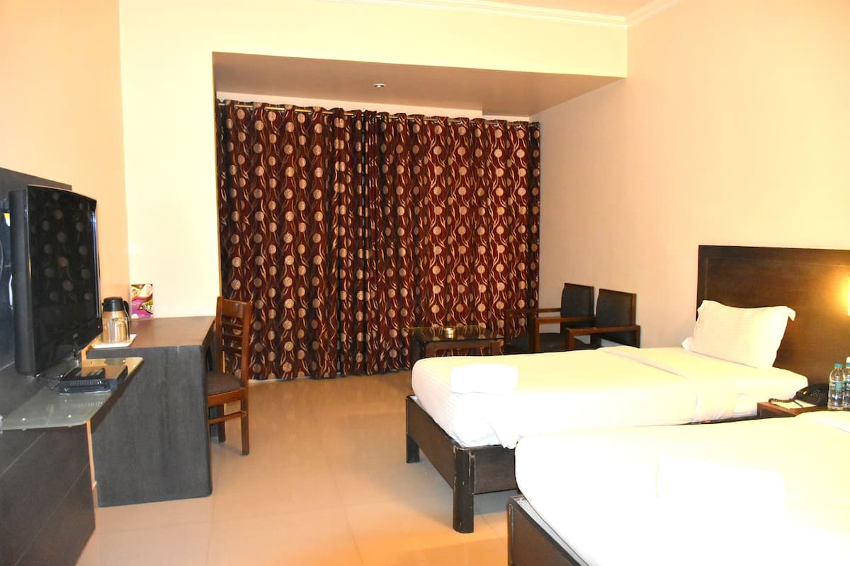Executive Double or Twin Room | Living room | 36-inch LED TV with cable channels, TV
