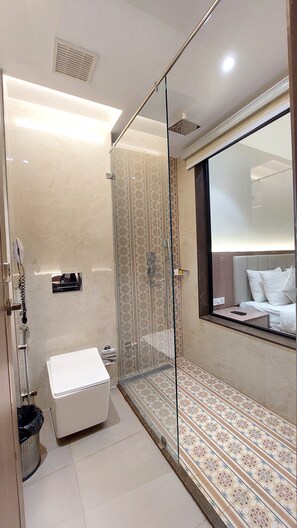 Club Royal | Bathroom | Shower, free toiletries, slippers, towels - Hotel City Inn Varanasi (Varanasi)