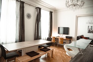 Apartment (incl. cleaning Fee 80 EUR) | Essbereich im Zimmer