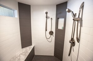 Baignoire, séchoir à cheveux, serviettes fournies, savon