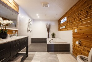 Bathtub, hair dryer, towels, soap - Single Level, 2 King suites, on the beach, with 36" wide doors for accessibility (Waldport)