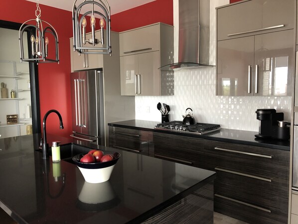 Kühlschrank, Mikrowelle, Ofen, Herdplatte