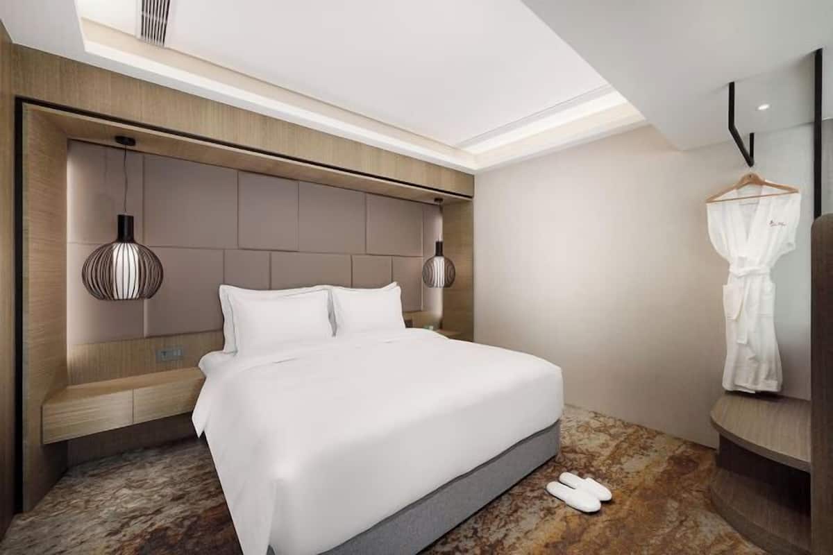 1 bedroom, premium bedding, down duvets, in-room safe