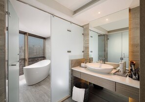 Phòng đôi phong cách lãng mạn, 1 giường cỡ king, bồn tắm, quang cảnh thành phố | Phòng tắm | Dép đi trong nhà