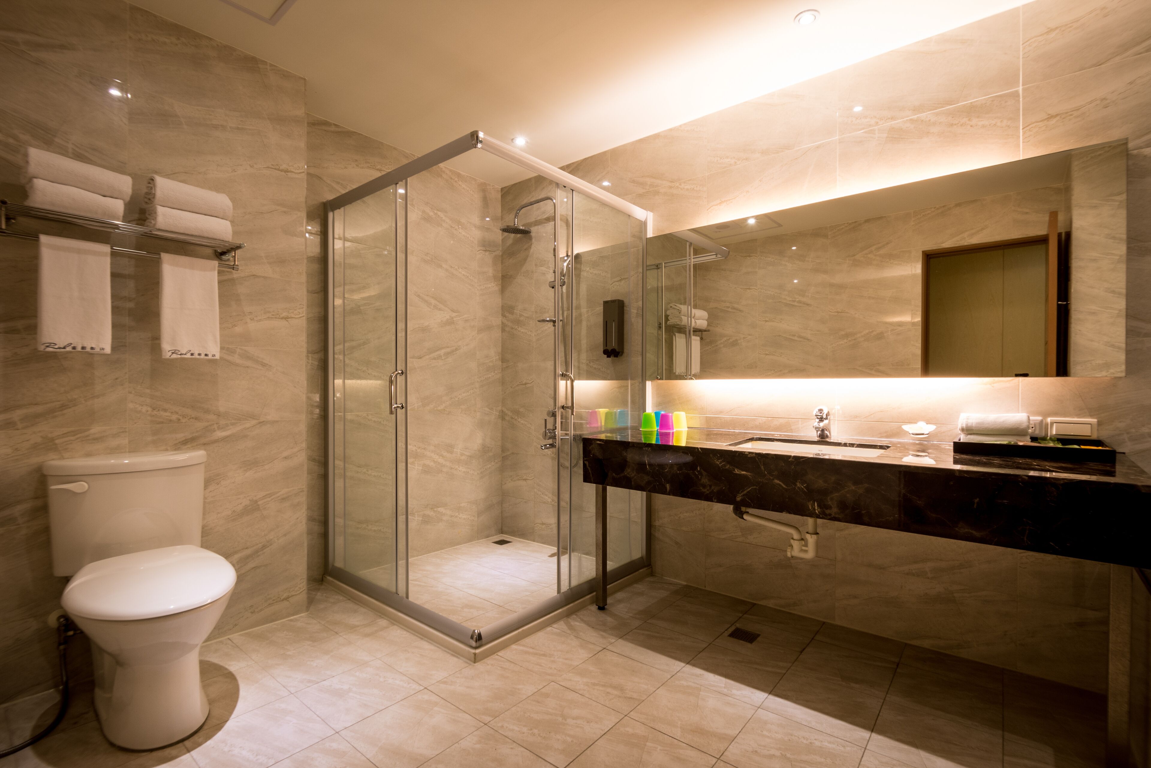 group six-person room | bathroom | slippers, towels