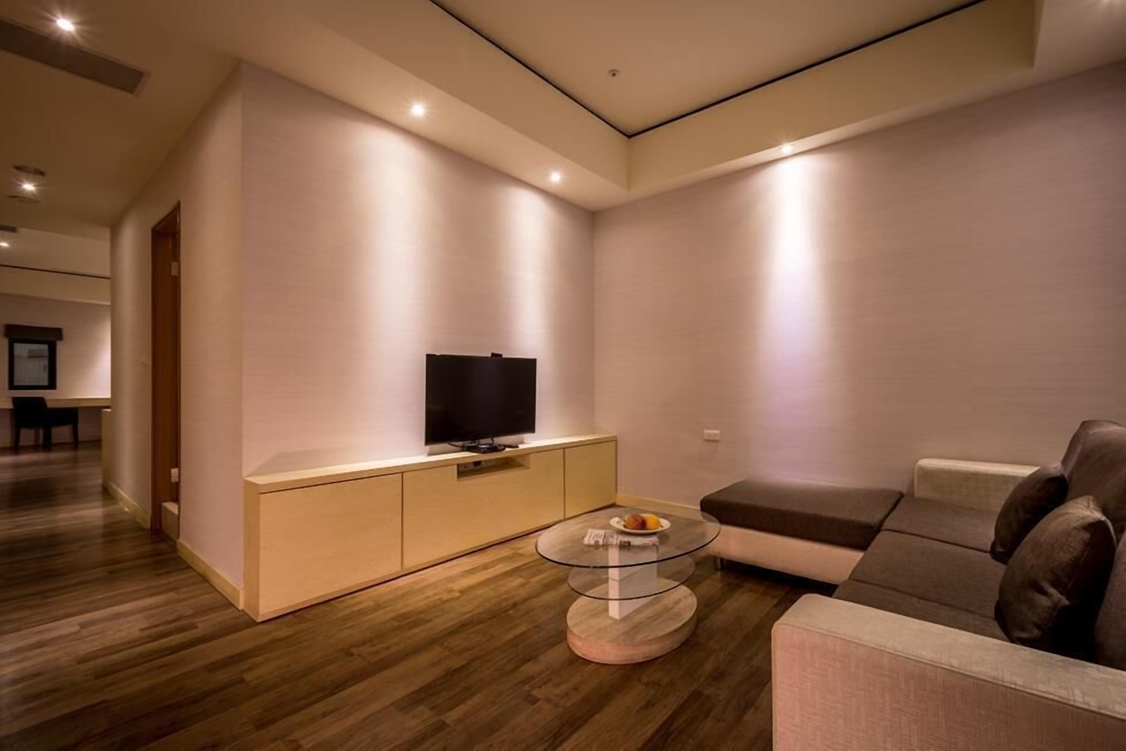 deluxe quadruple room | living area