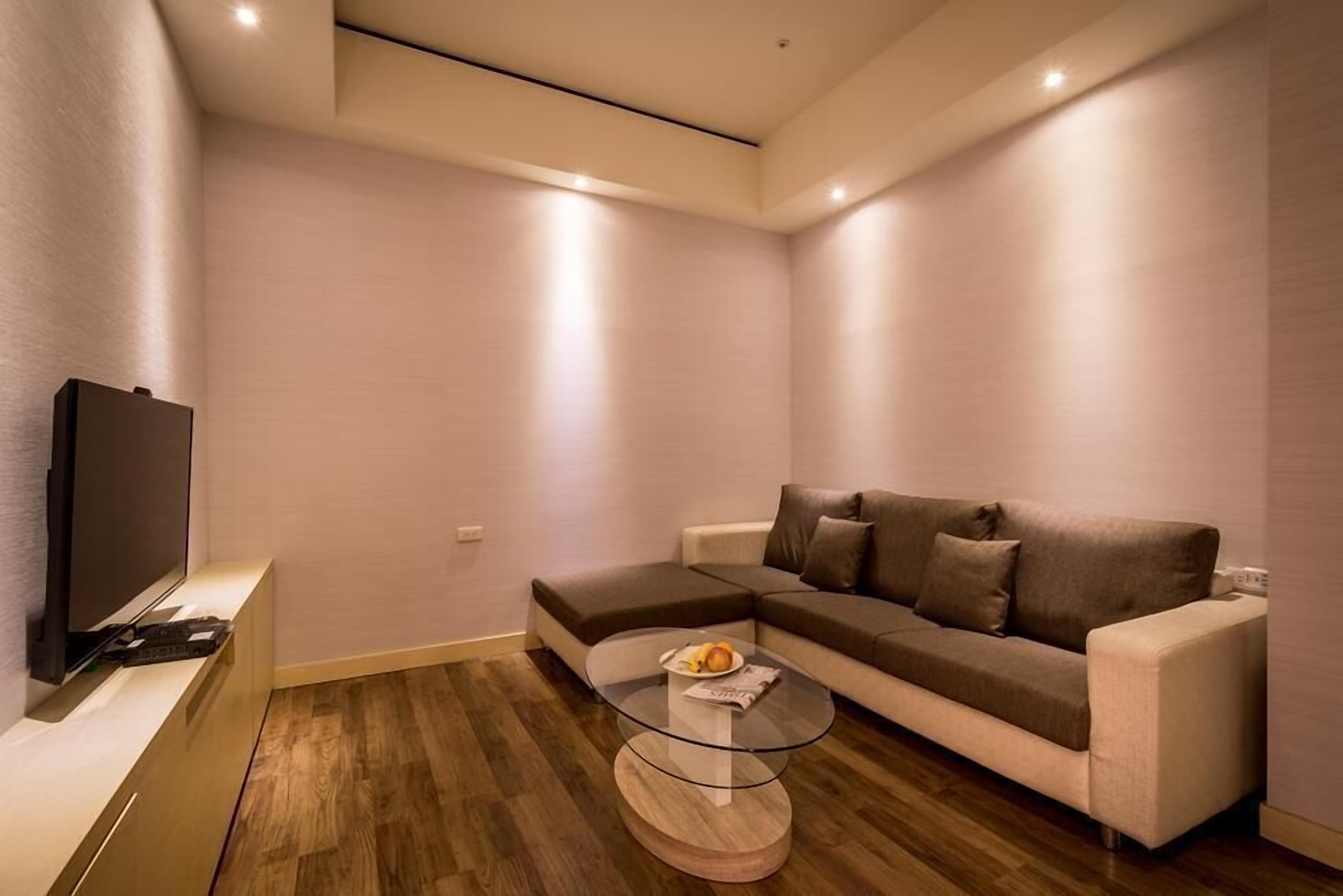 deluxe quadruple room | living area