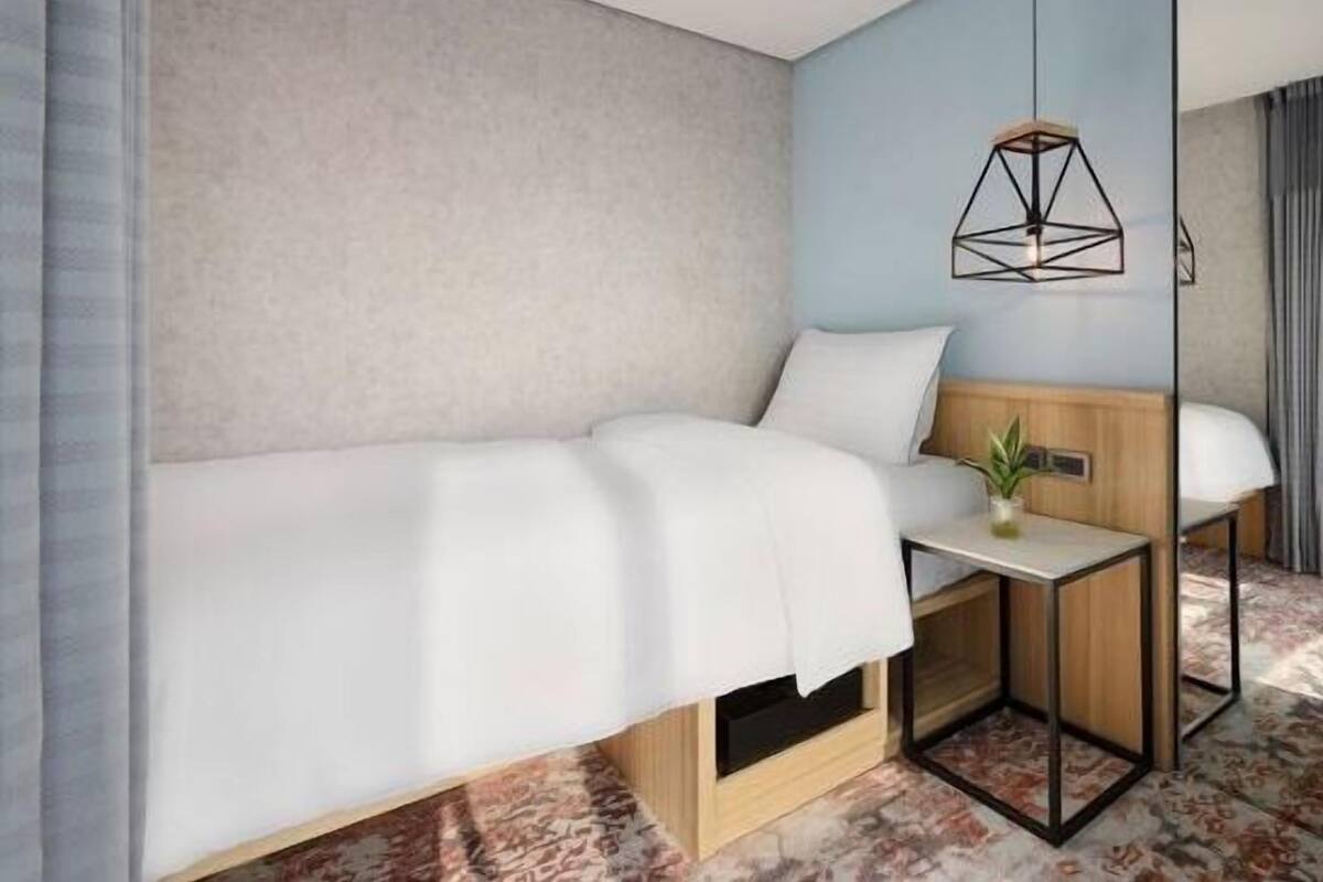 Premium bedding, down comforters, in-room safe, blackout drapes