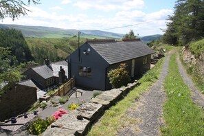 Property grounds - Saddleworth Holiday Cottages Boutique style accommodation (Delph)