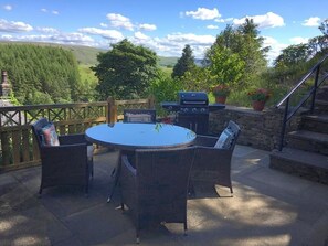 Outdoor dining - Saddleworth Holiday Cottages Boutique style accommodation (Delph)
