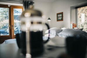 1 bedroom, desk, iron/ironing board, WiFi