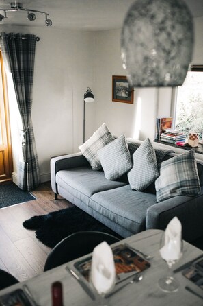 TV, books - Saddleworth Holiday Cottages Boutique style accommodation (Delph)