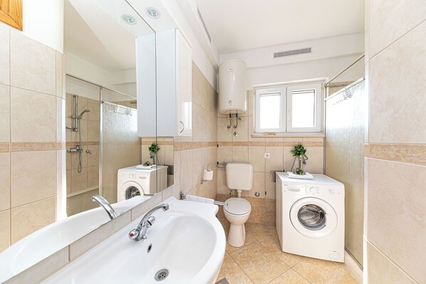 Apartment (A1) | Bathroom