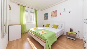 Ảnh chưa phân loại, 2 trong số 18 ảnh, nút