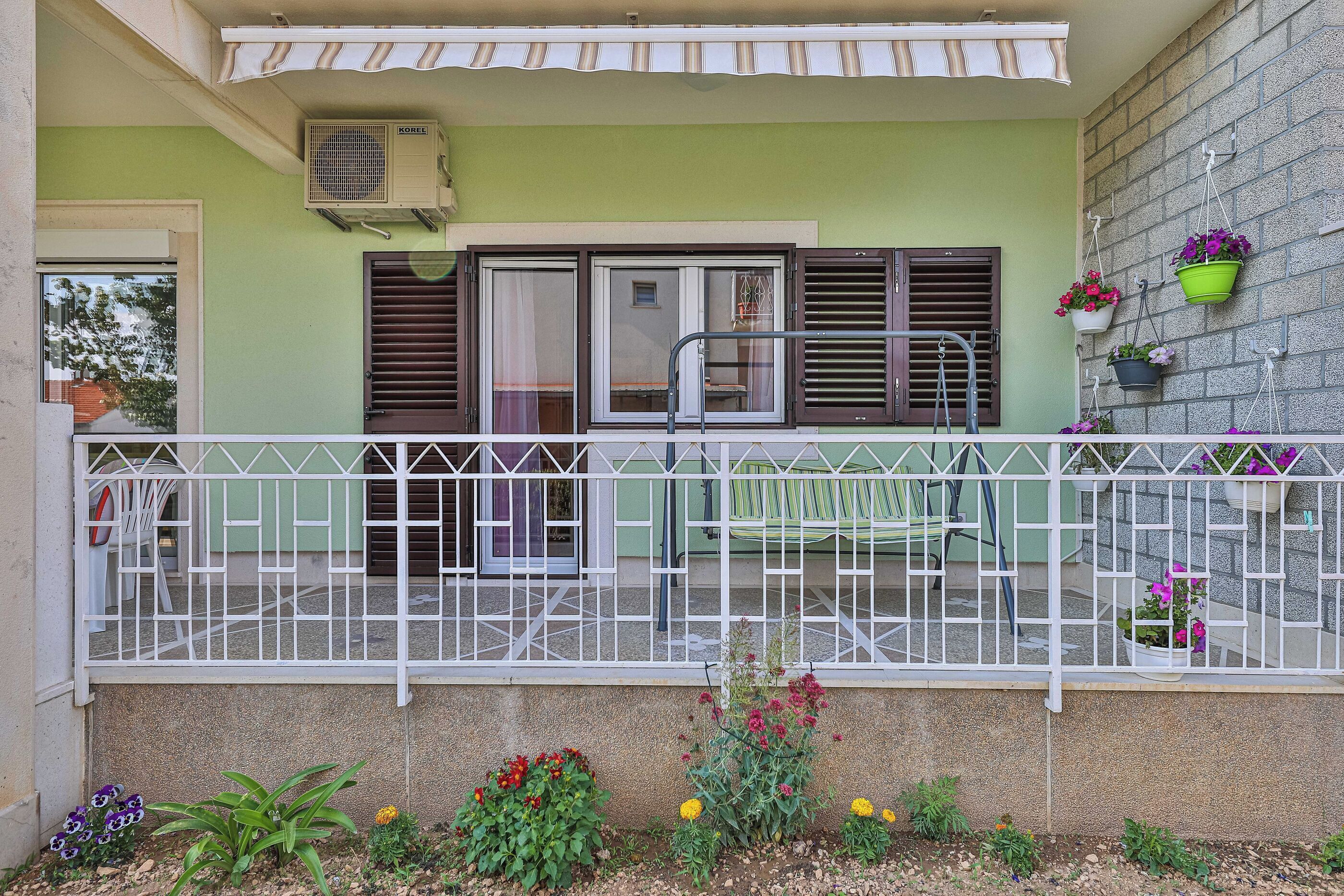 สนามรอบบริเวณ