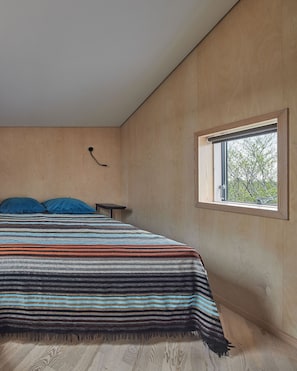 2 bedrooms, desk, WiFi, bed sheets