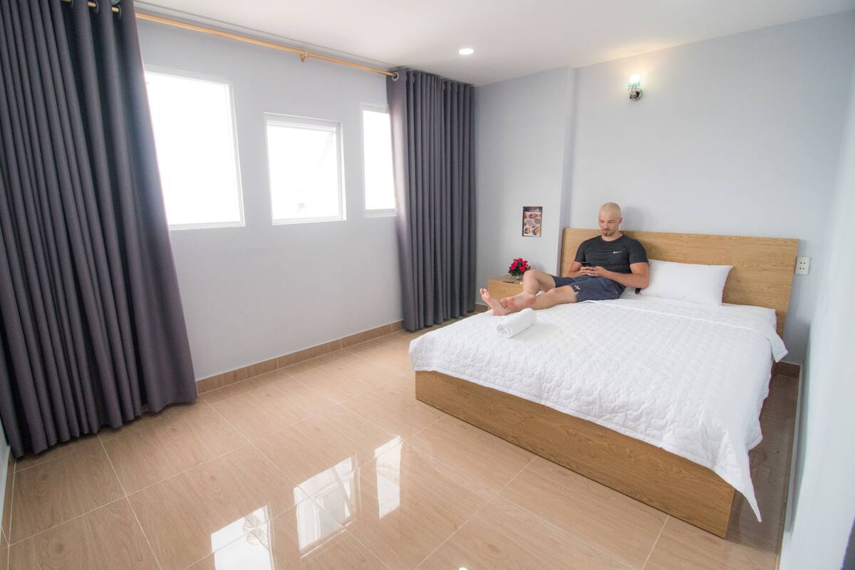 Quarto casal luxo, sacada | Cofres nos quartos, individualmente decorados, Wi-Fi de cortesia