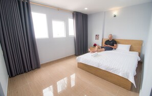 Quarto casal luxo, sacada | Cofres nos quartos, individualmente decorados, Wi-Fi de cortesia